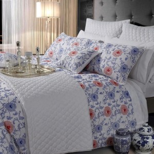 Reversible quilted comforter. Decor your room in harmony with coordinated bed sheet set and complement with quilted and printed pillows. Production under consultation. Ilustrative photo.