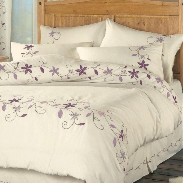 Set of embroidered bed sheets and duvet cover to coordinate. Production under consultation. Illustrative photo.