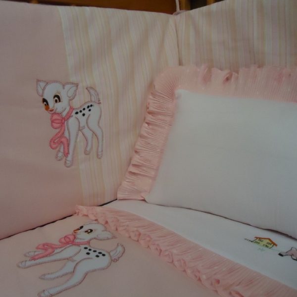 Embroidered bed or crib baby set. Bumper, duvet cover and bed sheets in 100% pure cotton. Embroidery can be customized. Production under consultation.